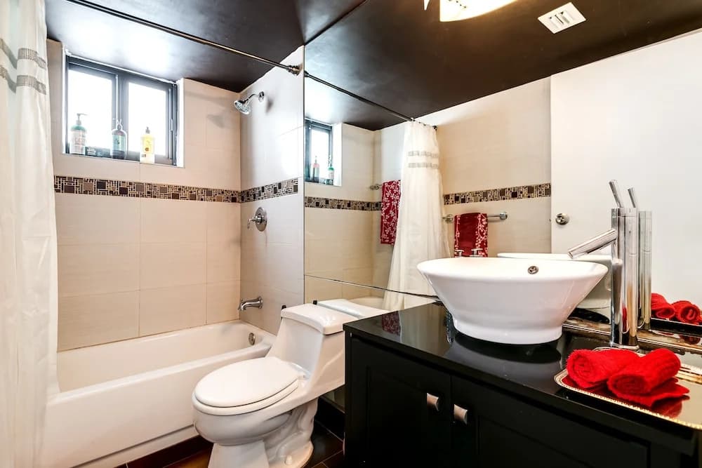 2 Bed2 Bath House with Backyard Jacuzzi - photo 7