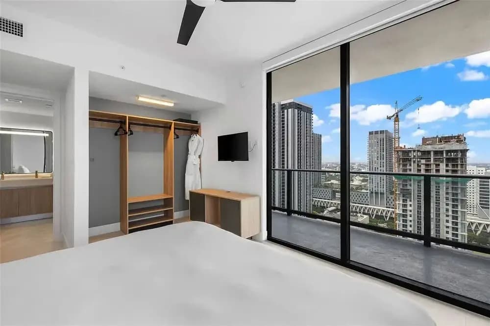 Luxury 2br-2bth Balcony Pool - photo 8