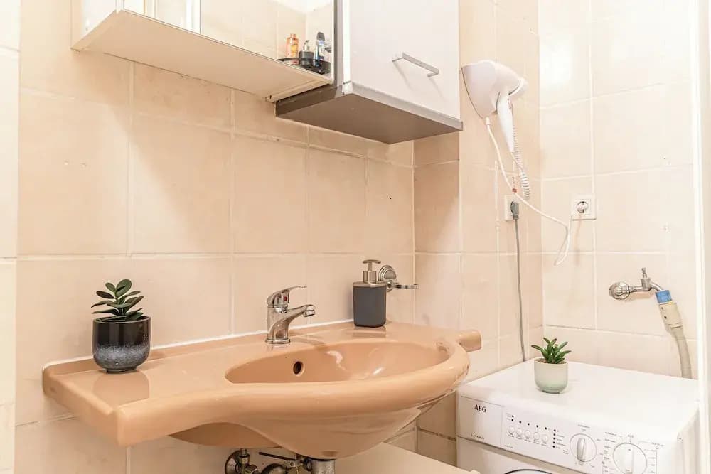 Beautiful 2BR Apt Near Meidling Station - photo 8