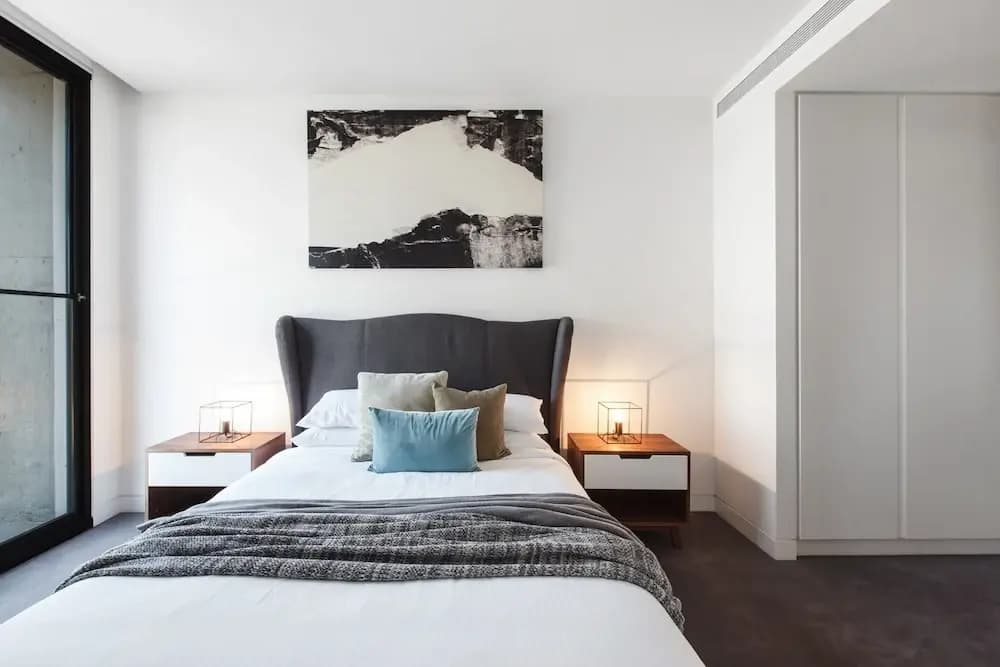 Chic 1-bed With a Sleek Balcony Near Shops - photo 1