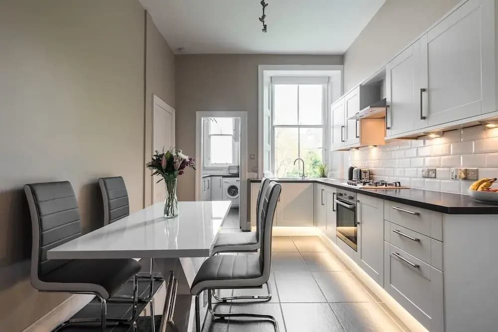 Sleek and Modern 2BR Home Near City Centre - photo 13