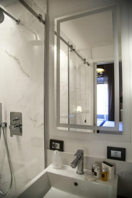 The Independent Suites Hotel - photo 2