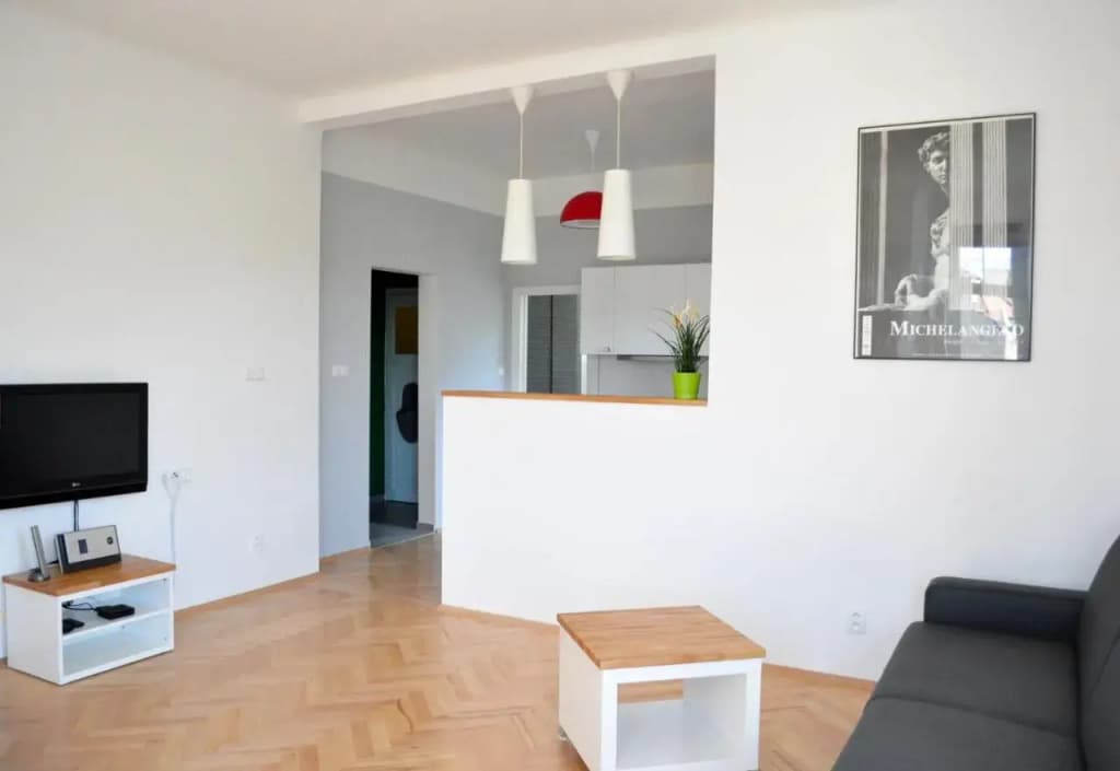 Central-Modern-Apartment - photo 11