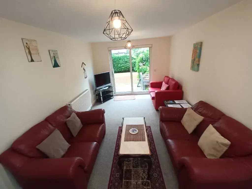 Central Modern Apartment with Free Parking And Private Garden - photo 2
