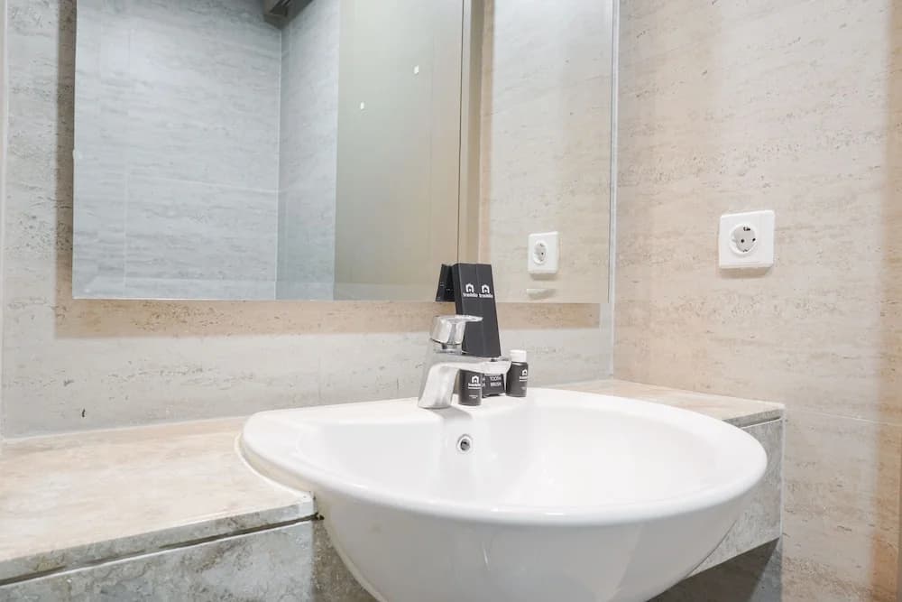 Stunning And Strategic 2Br Gold Coast Apartment Near Pik - photo 26