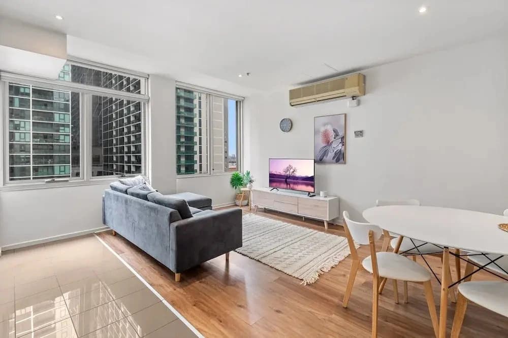 Melbourne CBD 2BR Apt With Pool & Gym Access - photo 4