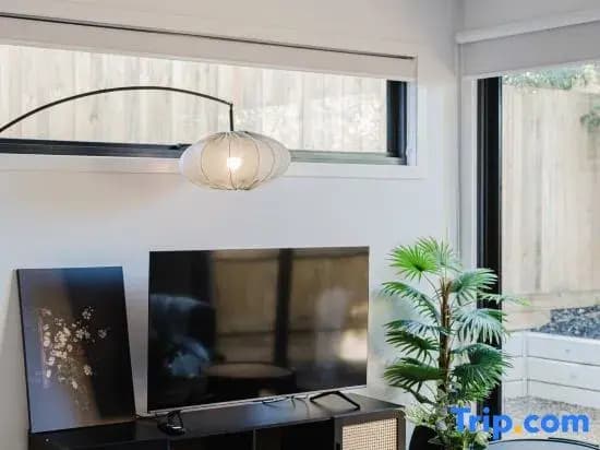 Stylish 4BR Townhouse with Private Courtyard - photo 1