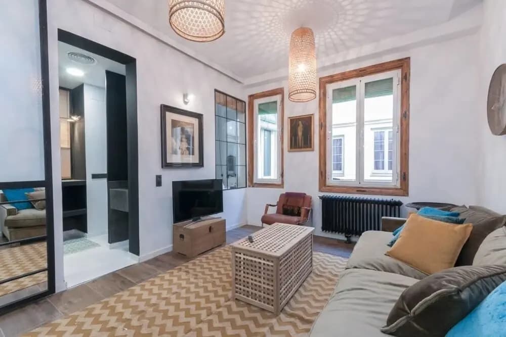 Spacious Designer Two Bed Apartment in Malasaña - photo 4
