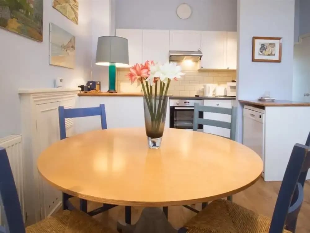 Elgin Crescent Apartment - photo 6
