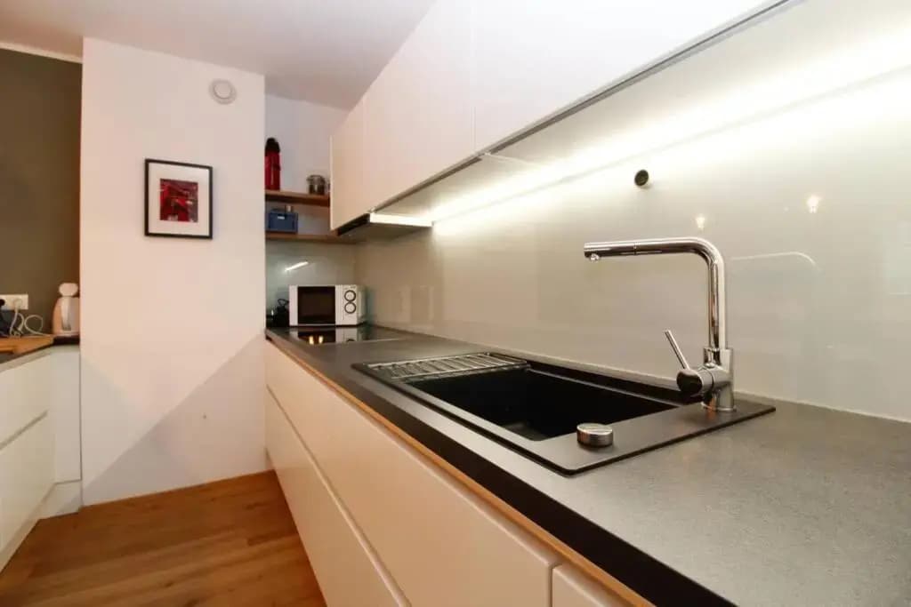 MODERN spacious, 2 BEDROOM, FREE PARKING - photo 12