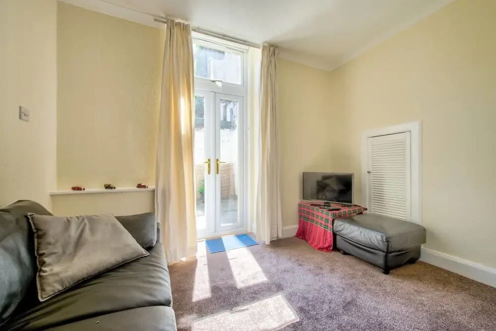 Central Apartment With Private Courtyard Space - photo 5