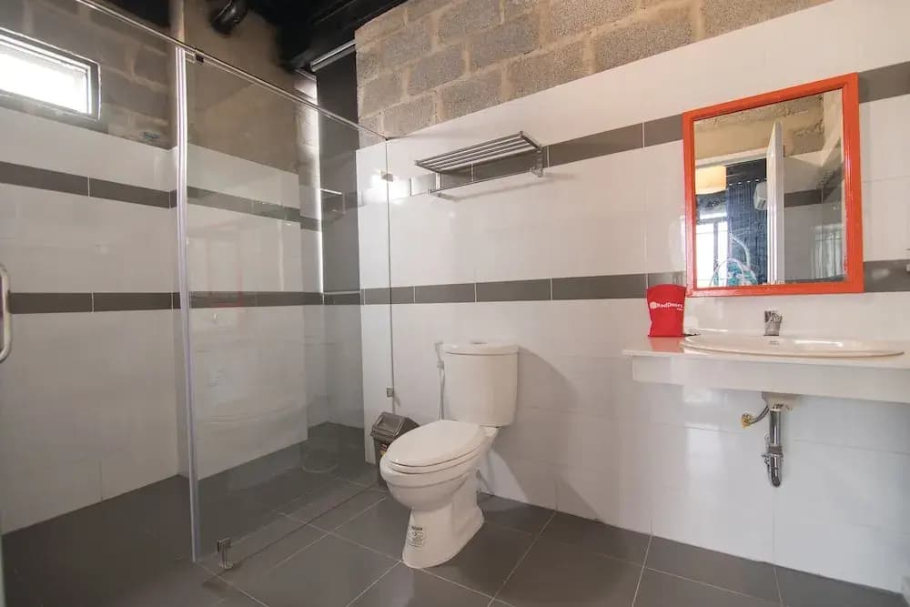 RedDoorz Plus @ Ung Van Khiem Street - photo 9