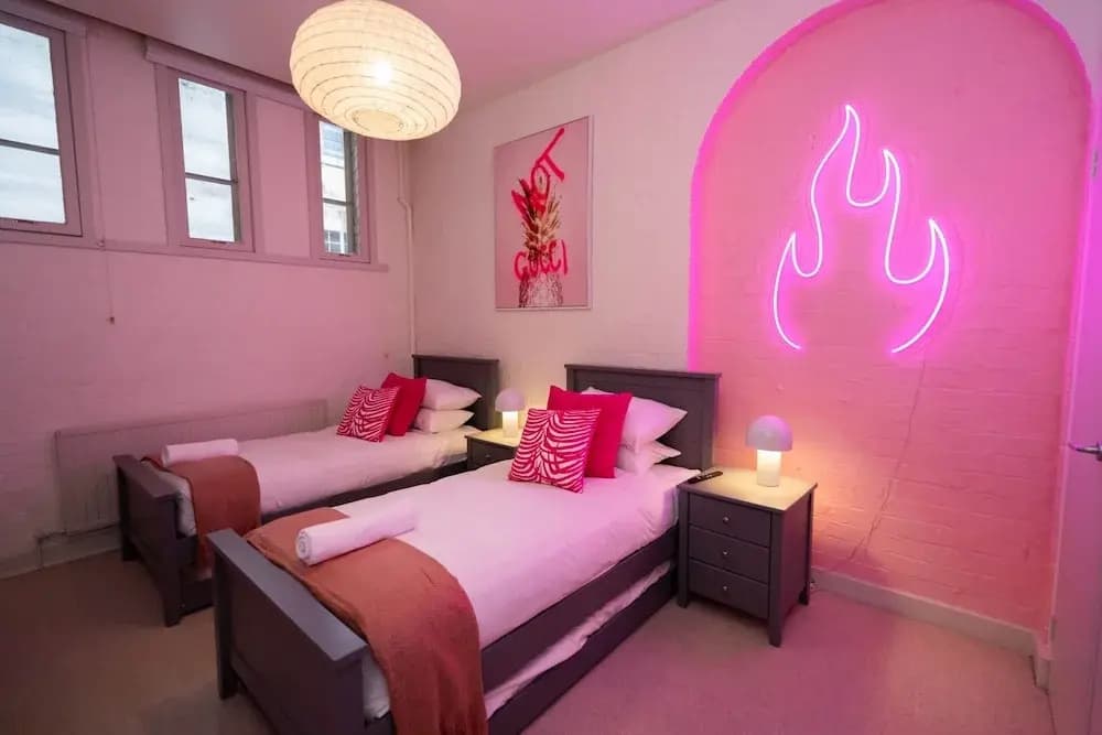 Fun and Cheeky 70s Styled City Apartment - photo 4