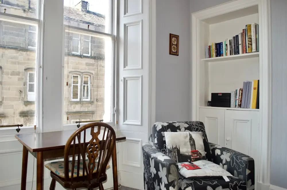 Beautiful 2 Bedroom Flat in Leith - photo 2