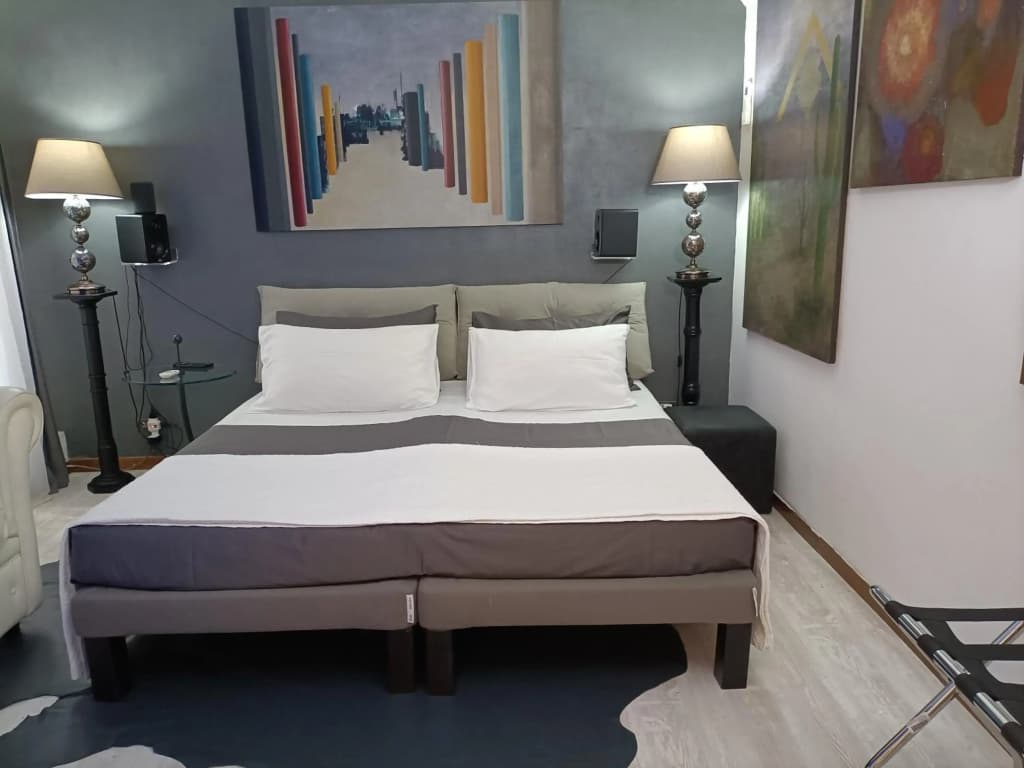 Spanish Steps bedroom - photo 9