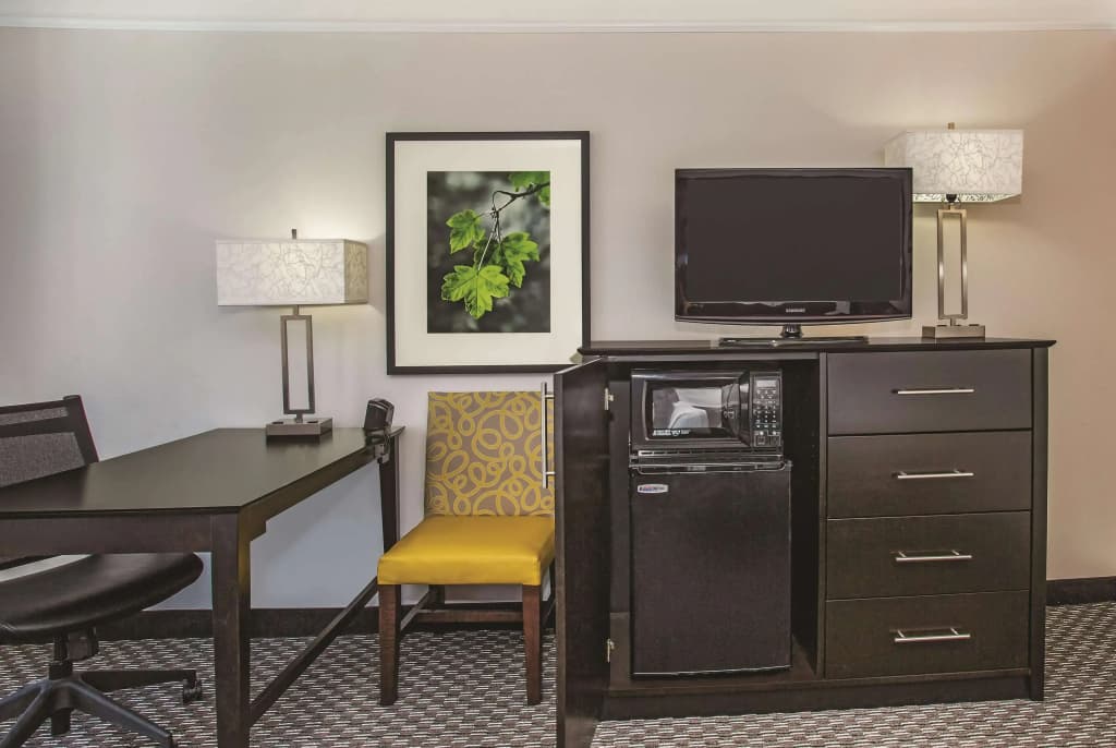 La Quinta Inn & Suites by Wyndham Las Vegas Summerlin Tech - photo 22
