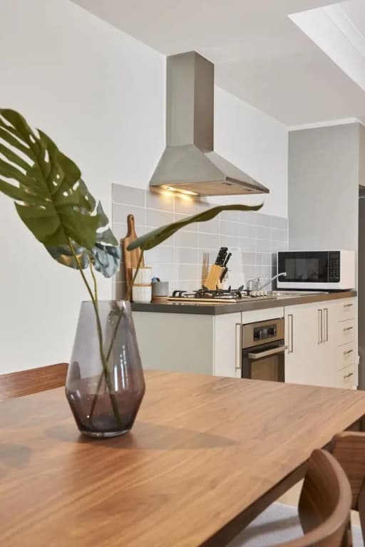 Sleek and Spacious Flat - photo 15