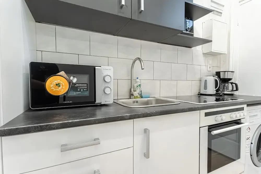 Cozy 1BR Apartment in Prime Location - photo 12