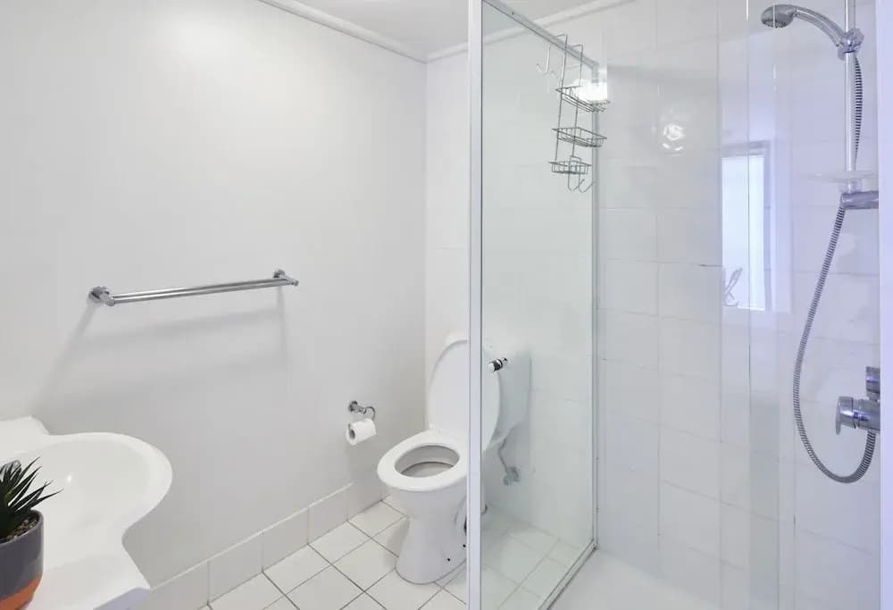 2 Bed/2 Bath Apt, Amazing Location! - photo 7