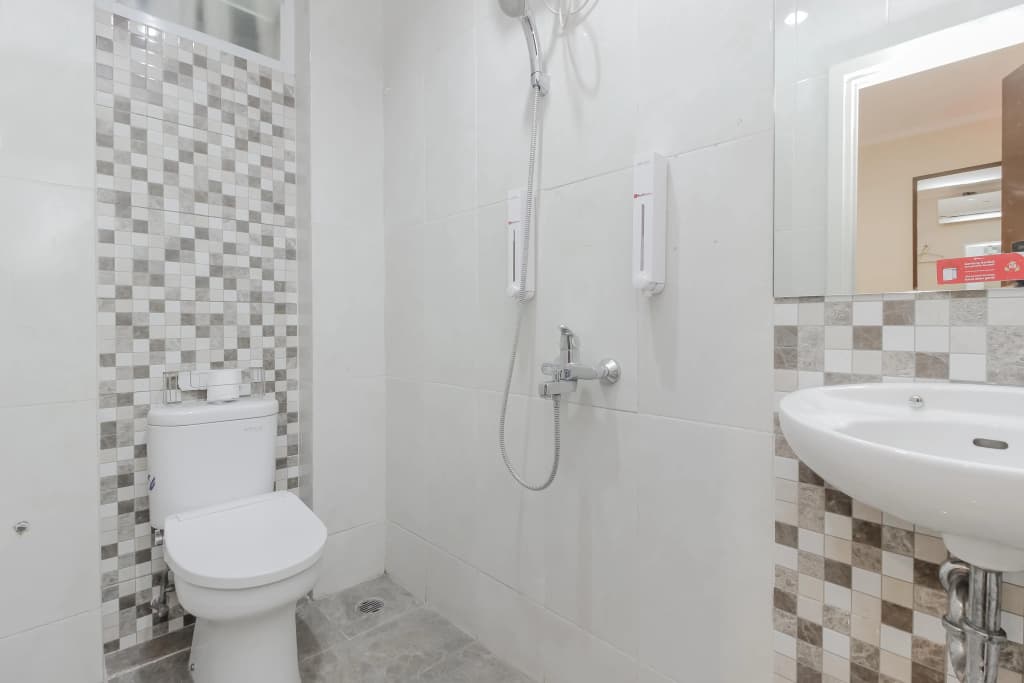 RedDoorz Plus @ Thamrin - photo 8