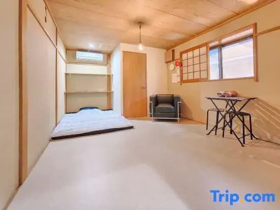 Private single room 2F with shared bath and toilet - photo 2