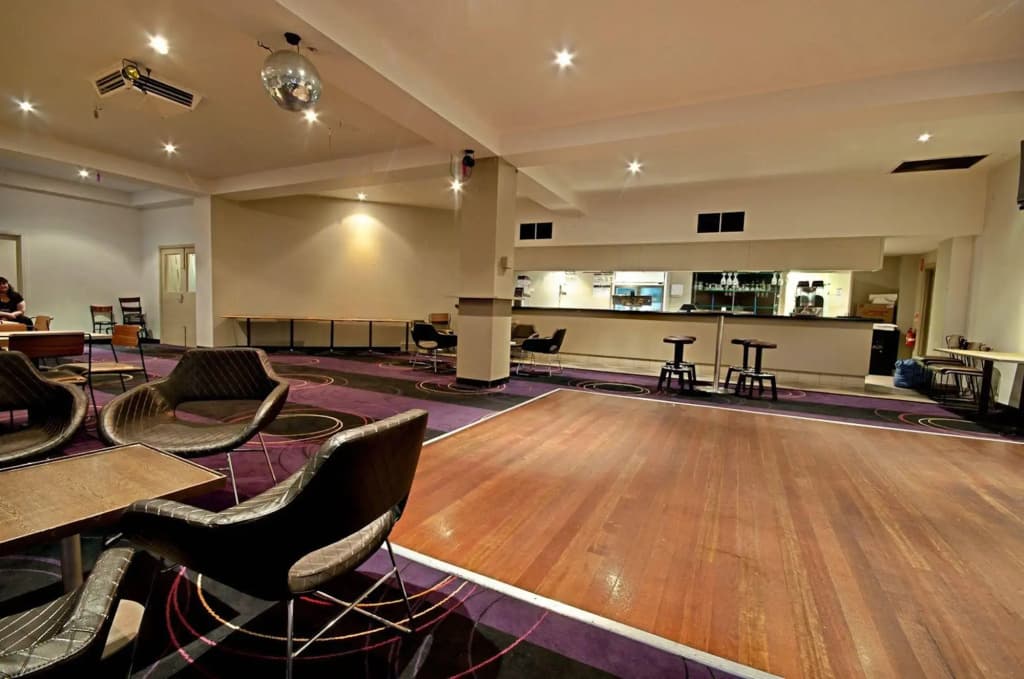 Nightcap at Glengala Hotel - photo 21