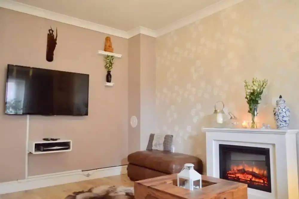 3 Bedroom House With Parking - main photo