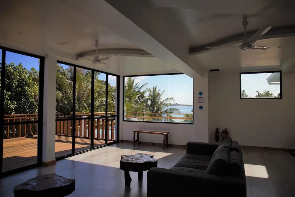 Room in B&B - Master Suite Family Room With Views of the Ocean - photo 2