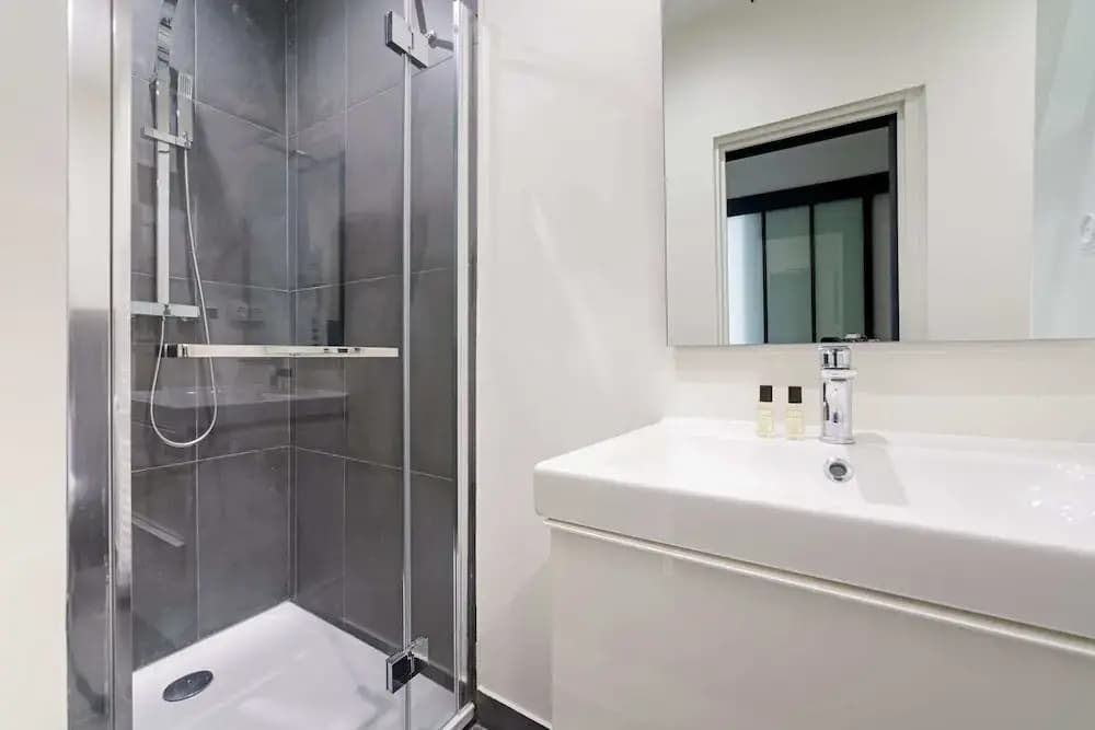 Bright and Modern Apt - 7 Mins to Notre Dame - photo 3