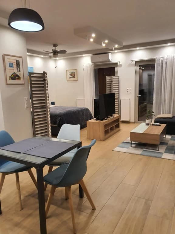 Tony's suite with parking - photo 1