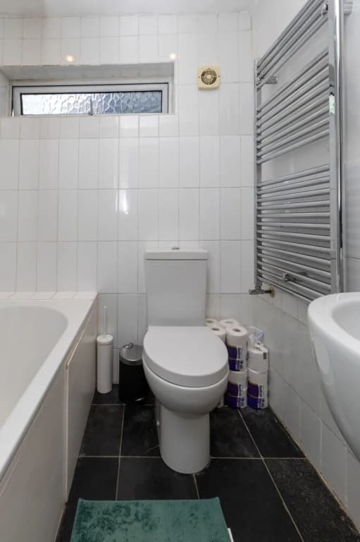 Spacious 1BD Flat w/ Garden - Hammersmith! - photo 8