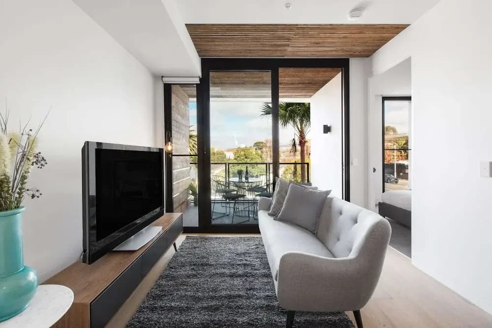 Chic 1-bed With a Sleek Balcony Near Shops - photo 6