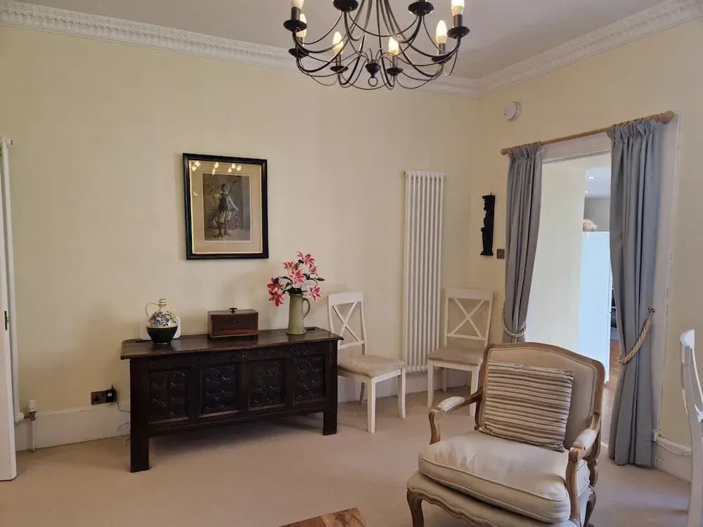 JOIVY Gorgeous Georgian Flat - photo 6