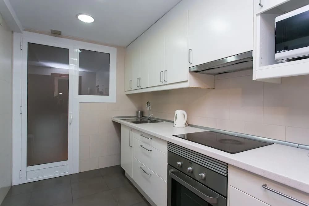 Spacious & Quiet 4 Bedroom Apartment - photo 11