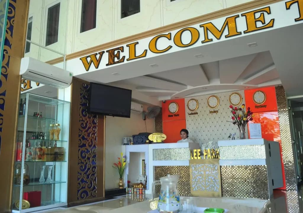 Lee Park Hotel - photo 16