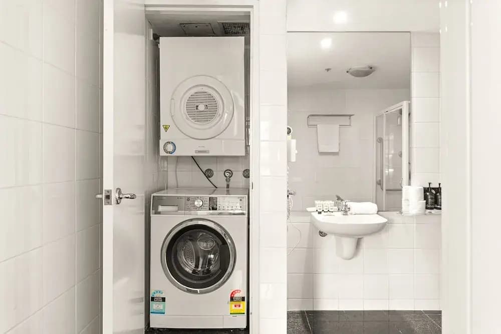 Sleek 1-bed by Jubilee Park With Pool - photo 6