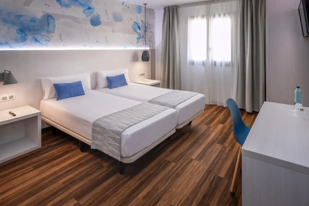 Hostal Operaramblas - photo 4