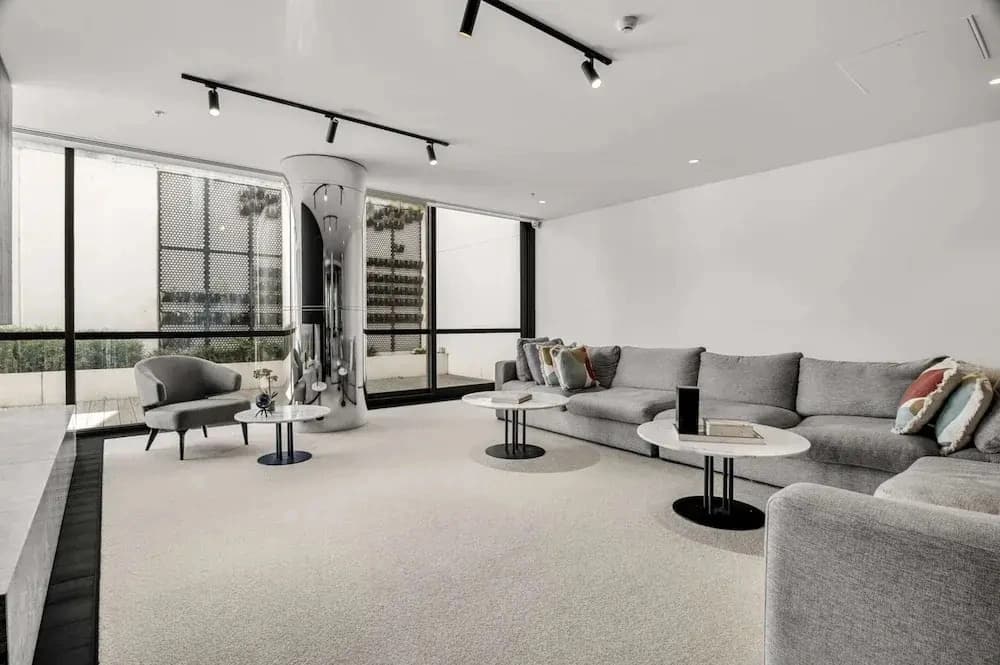 Chic 1-bed South Melbourne Unit With Pool & Gym - photo 6