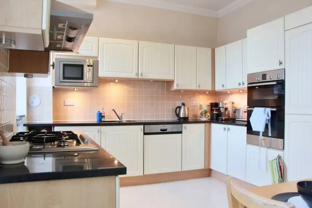 1 Bedroom Flat Apartment - photo 8