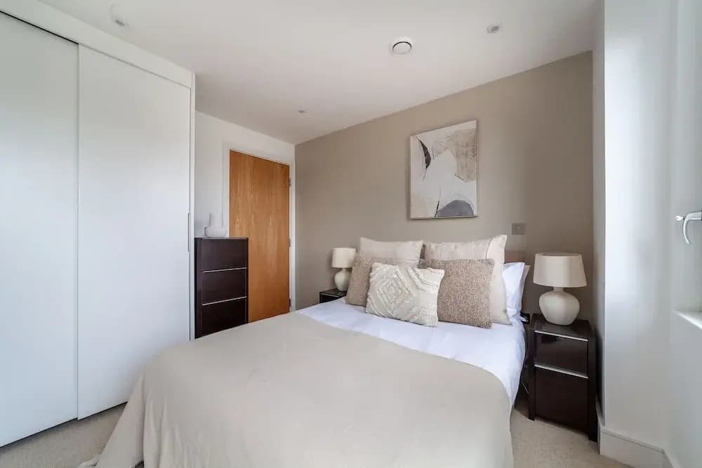 3 Bed Flat by Limehouse Basin - photo 2