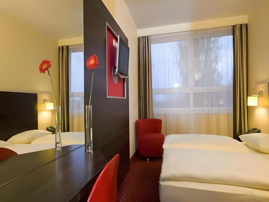 Premier Inn Berlin City Süd - photo 33
