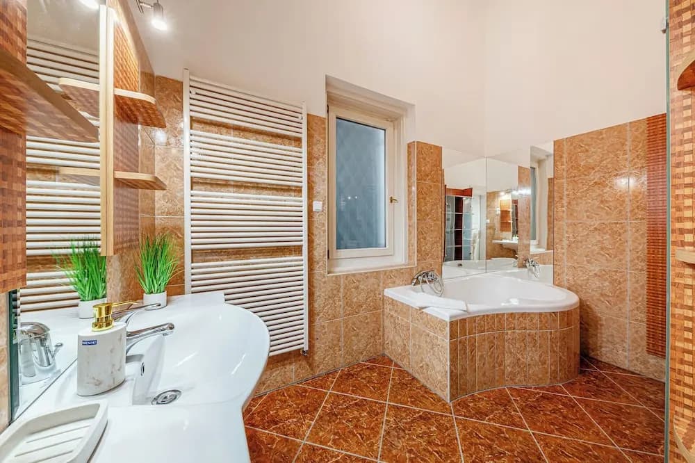 Budapest Classic Charm | 2Br + Cornertub + Smarttv - photo 8