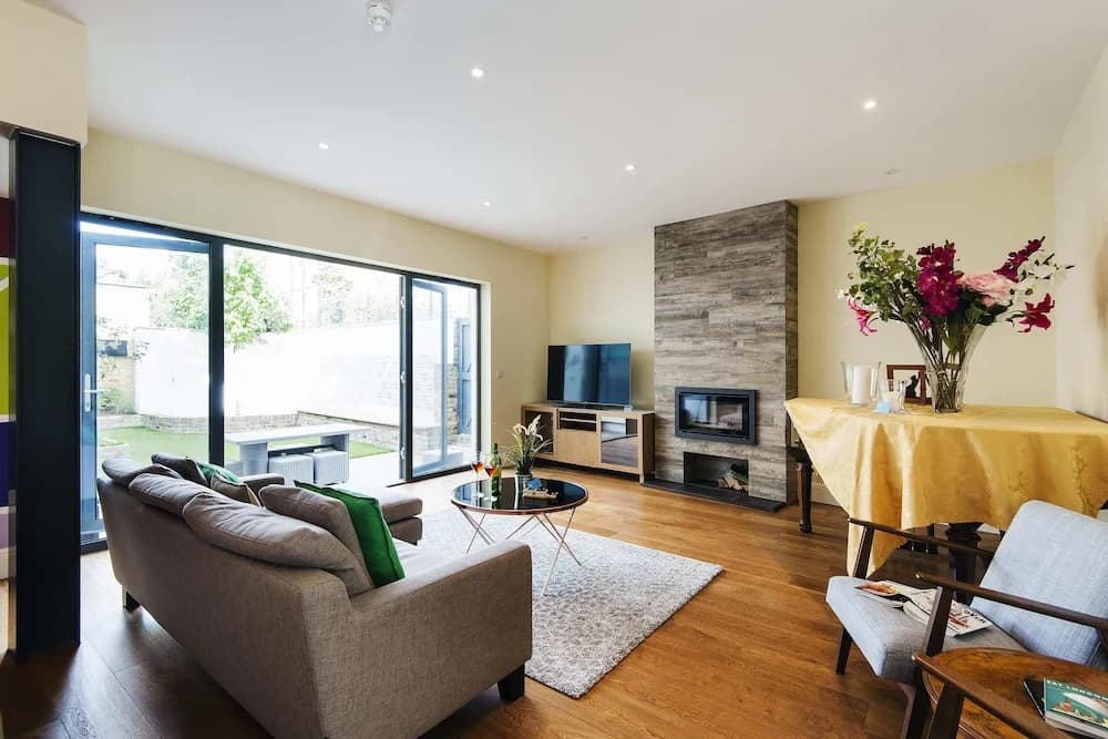 The Spacious Fulham Apartment - FOI - photo 26