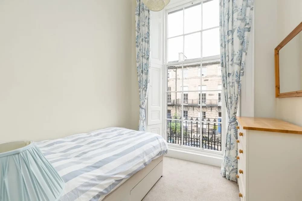 Light and Spacious 2 Bedroom Flat in Heart of Edinburgh - photo 2