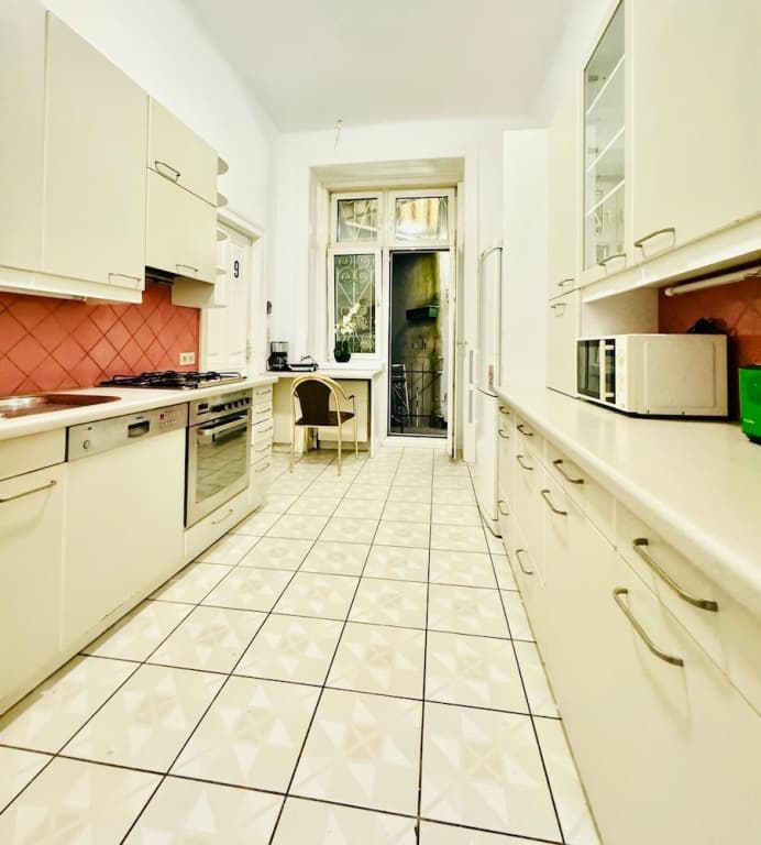 Stylish 9BR Apartment for 18 Guests - photo 46