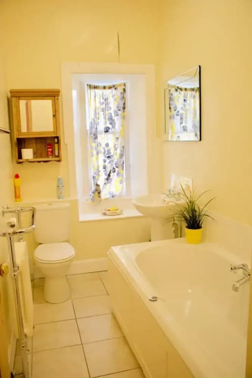 2 Bedroom Stockbridge Flat - photo 6