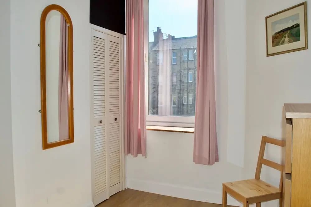 Bright 1 Bedroom Flat Near Leith - photo 6
