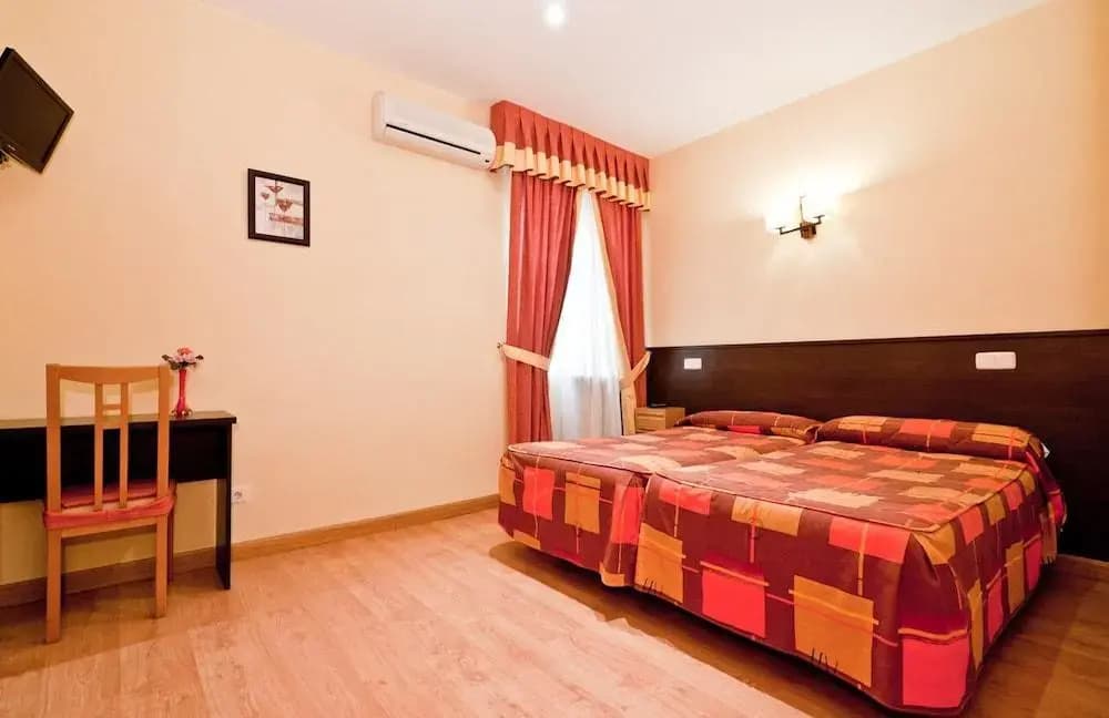 Hostal Las Cortes - photo 16