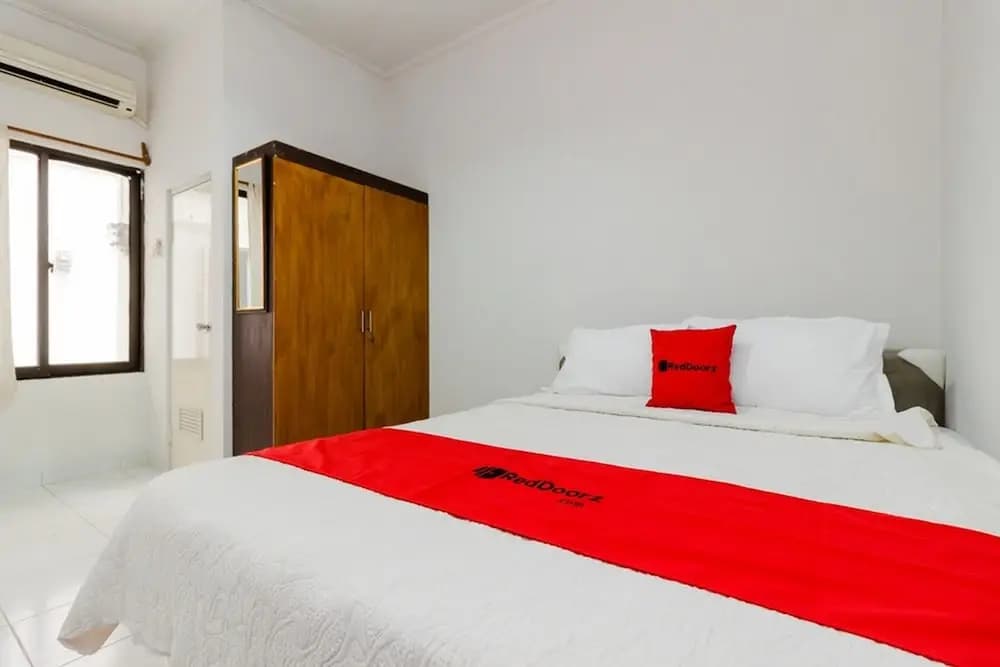 RedDoorz Syariah near Pondok Indah Mall 3 - photo 4