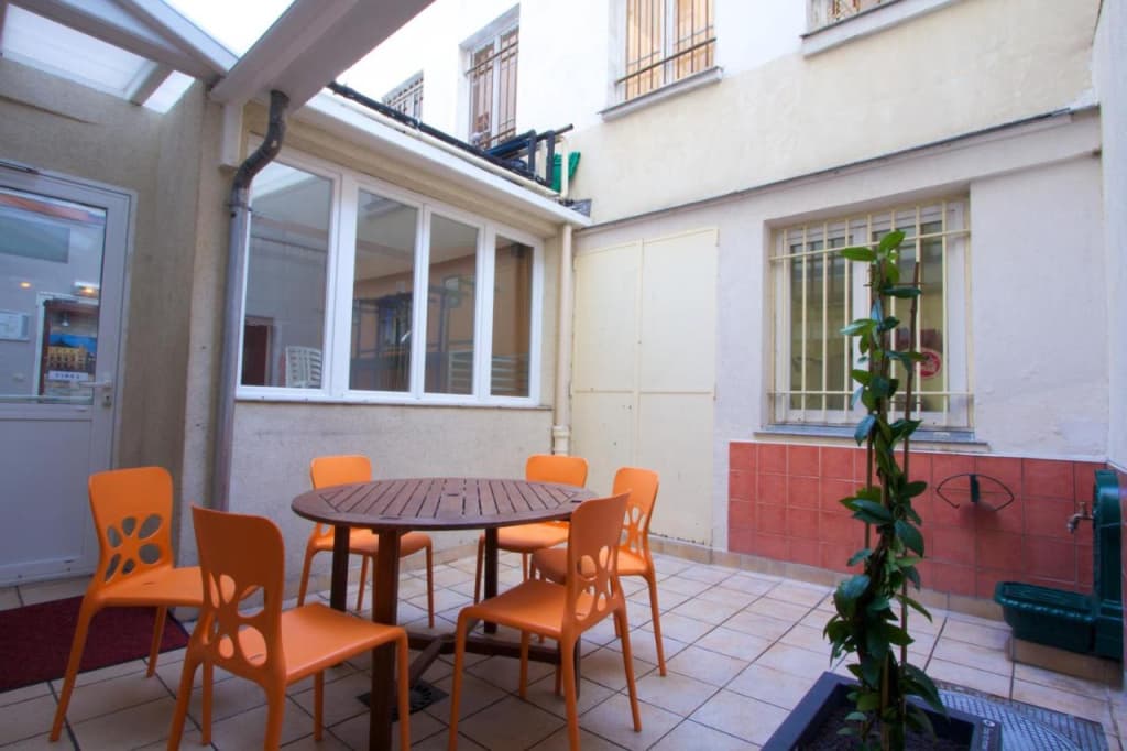 Bastille Hostel - photo 15
